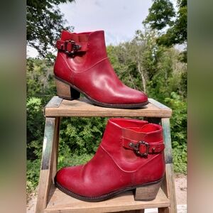 Earth Red Leather Heeled Ankle Boot w/ Buckle West Riverton Bootie Sz 8.5